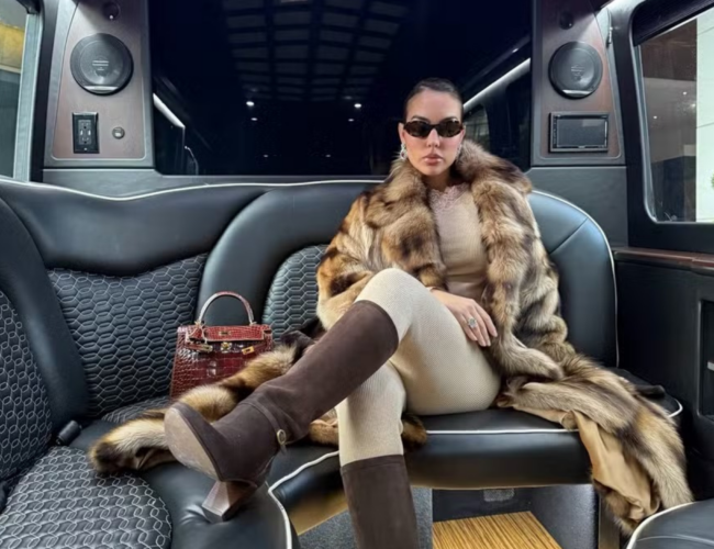 Georgina, parceira de Cristiano Ronaldo, exibe bolsa exclusiva e luxuosa em fotos impressionantes.