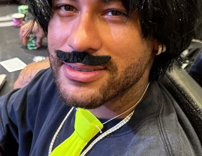 As filhas de Neymar se divertem em baile infantil de Carnaval, entre sorrisos e purpurina