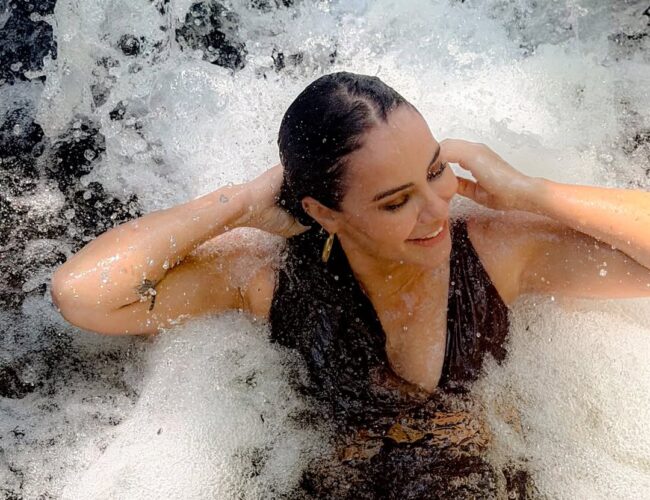 Paolla Oliveira renova suas energias em cachoeira com estilo, um mês após término amoroso