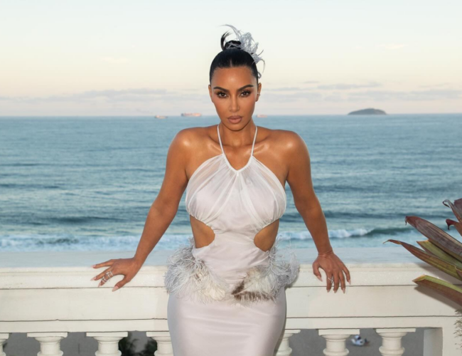 Possível romance entre Lewis Hamilton e Kim Kardashian é especulado após serem vistos juntos no Super Bowl