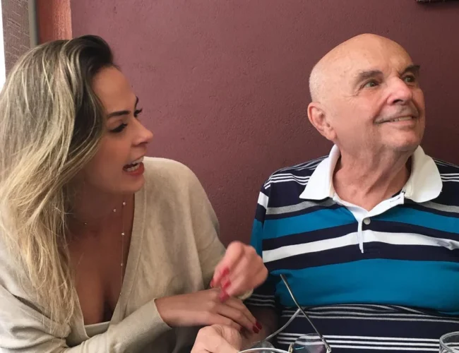 Novas informações sobre a saúde do pai de Ana Paula Renault são divulgadas pela assessoria após período de internação.