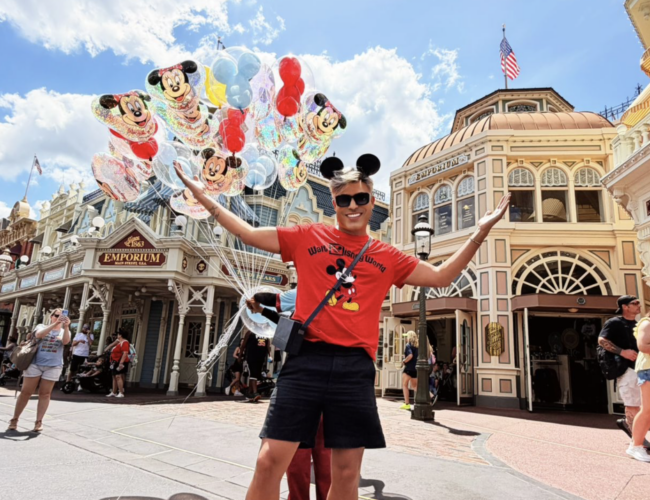 Irinaldo Oliver comemora seu aniversário em grande estilo na Disney com os amigos