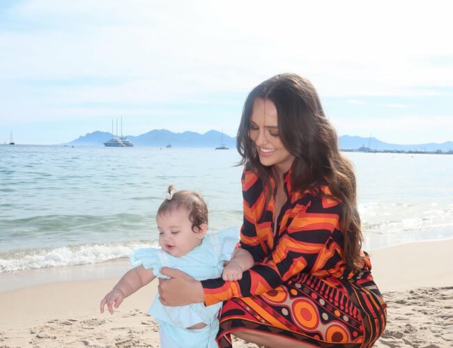 Rafa Kalimann apresenta a filha Zuza, fruto de seu relacionamento com Nattanzinho, às belezas da praia em Cannes