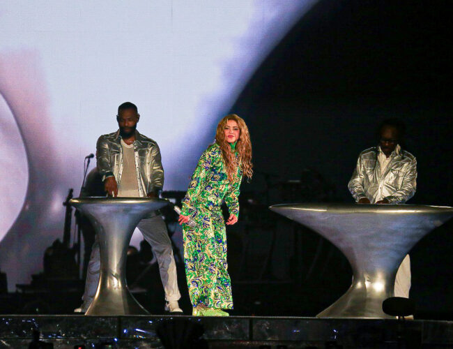 Shakira compartilha emoções em show no Rio e destaca a importância de “celebrar a vida” em carta tocante