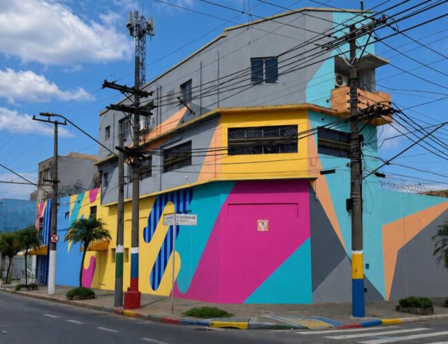 Fachada colorida transforma imóvel e marca chegada da Pop School à Alcântara Machado