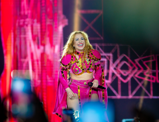 Joelma recebe homenagem emocionante com bailarinos e equipe em seu aniversário