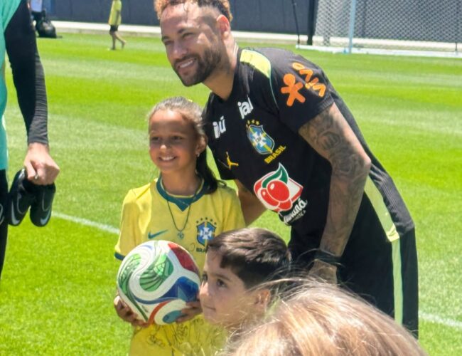 Mãe de Endrick se reencontra com o filho durante treino aberto e conhece estrelas da Seleção