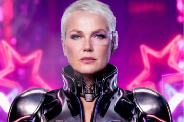 Xuxa desliza sobre o público em uma nave de 400 quilos equipada com tecnologia de ponta