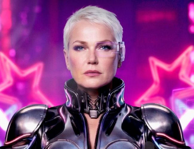 Xuxa desliza sobre o público em uma nave de 400 quilos equipada com tecnologia de ponta