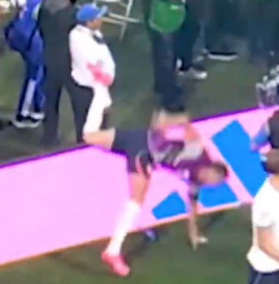 Atacante inglês fratura braço em celebração e fica de fora da Copa