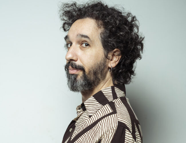 Fabio Manzione une ritmos brasileiros e literatura no lançamento do álbum autoral ‘Caroço’ dia 18 em São Paulo