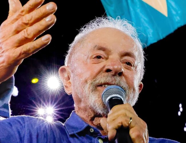 Celebridades celebram a reeleição de Lula para seu quarto mandato presidencial no Brasil