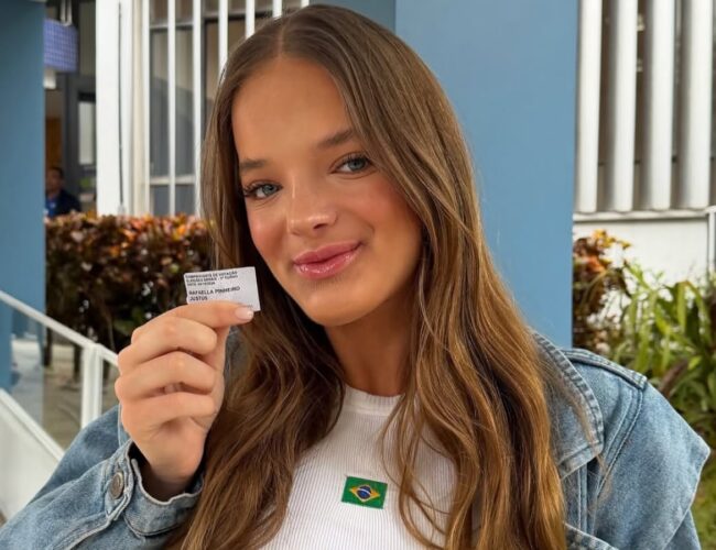 Rafaella Justus, aos 17 anos, comemora seu primeiro voto nas eleições: “Uma experiência incrível